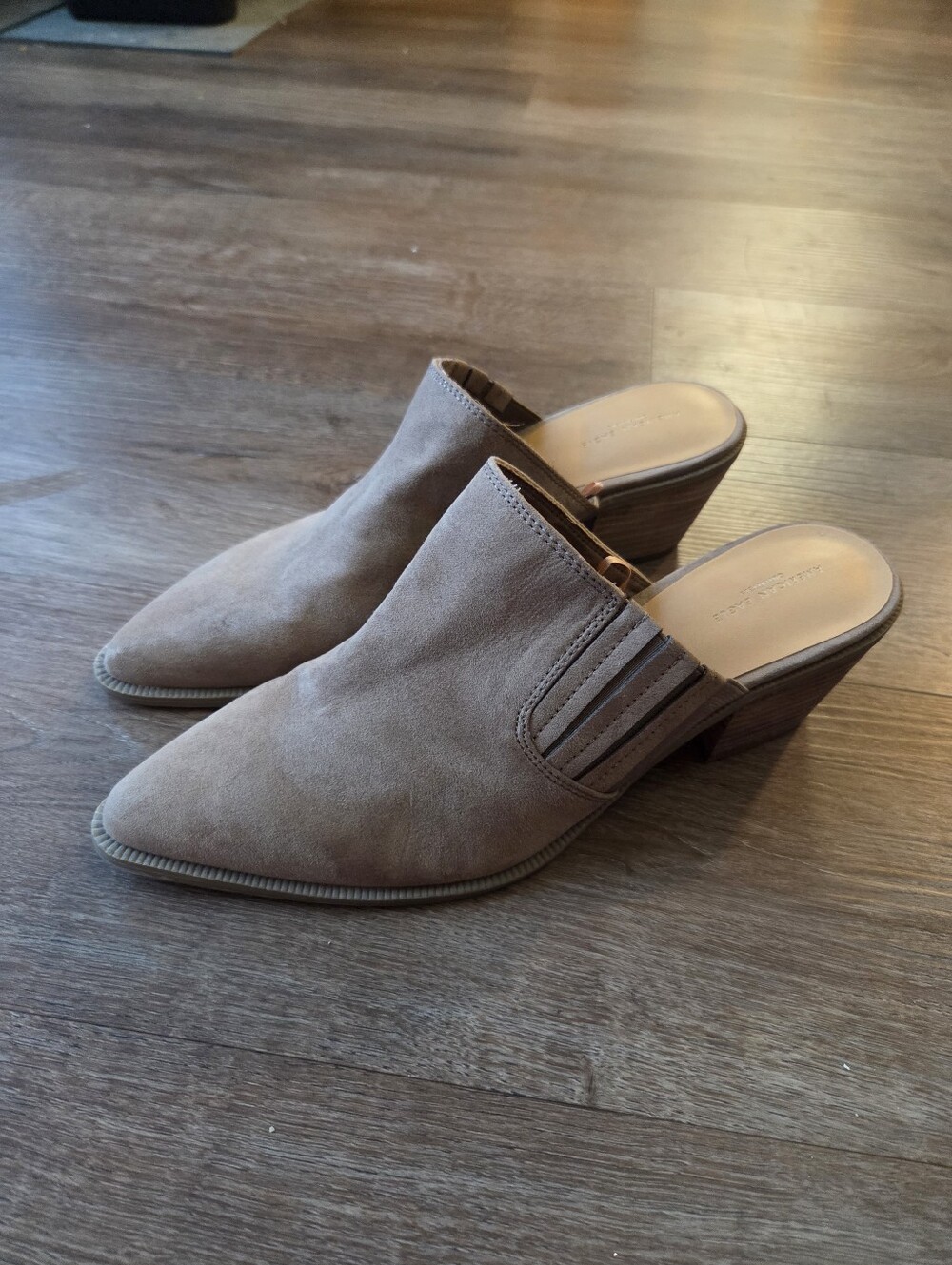American Eagle Outfitters Taupe Suede Slip on Mule Heels Womens size 10 - Picture 2 of 9